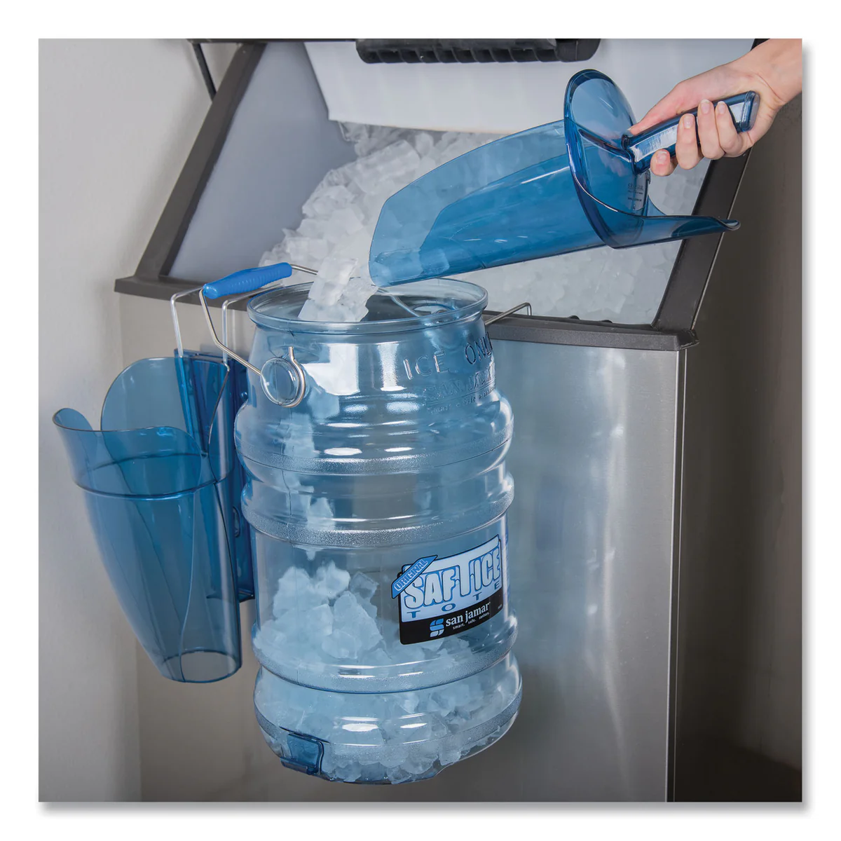 San Jamar® Saf-T-Scoop and Guardian System for Ice Machines, 12 oz to 16 oz Ice Scoop, Transparent Blue, 50/Carton - Image 8
